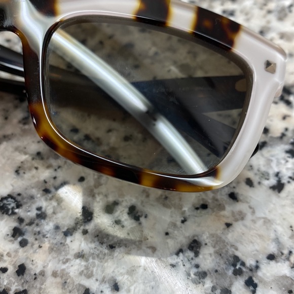 Authentic Valentino unique tortoise shell sunglasses - Picture 5 of 13